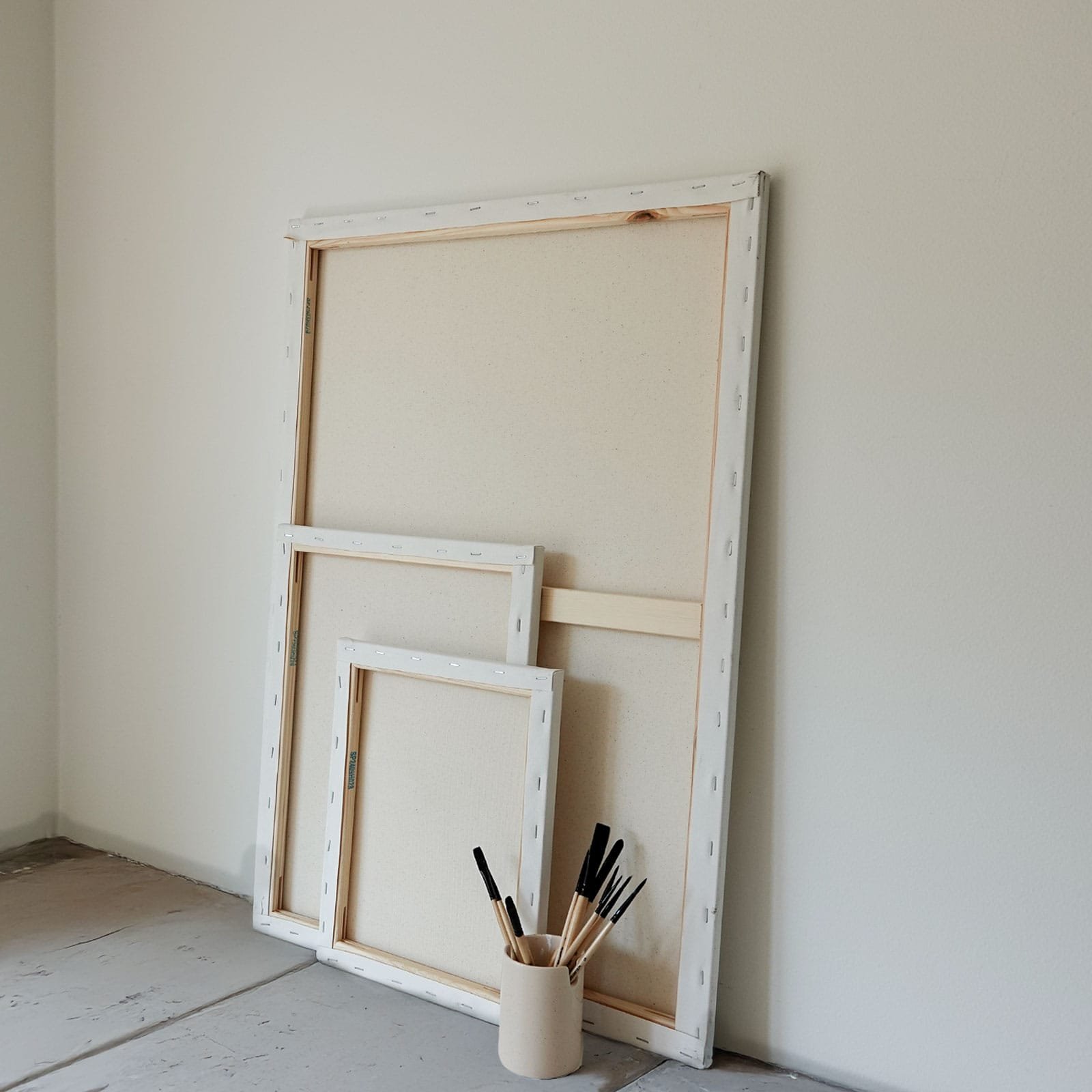 Podobrazia malarskie w pracowni płótno malarskie z pędzlami