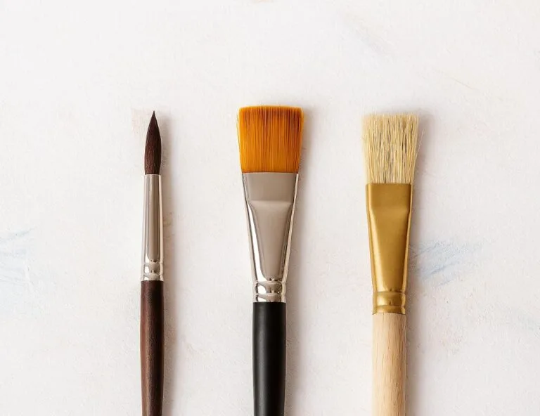 Pędzle do akrylu, akwareli i oleju – czym się różnią i czy można je stosować zamiennie?